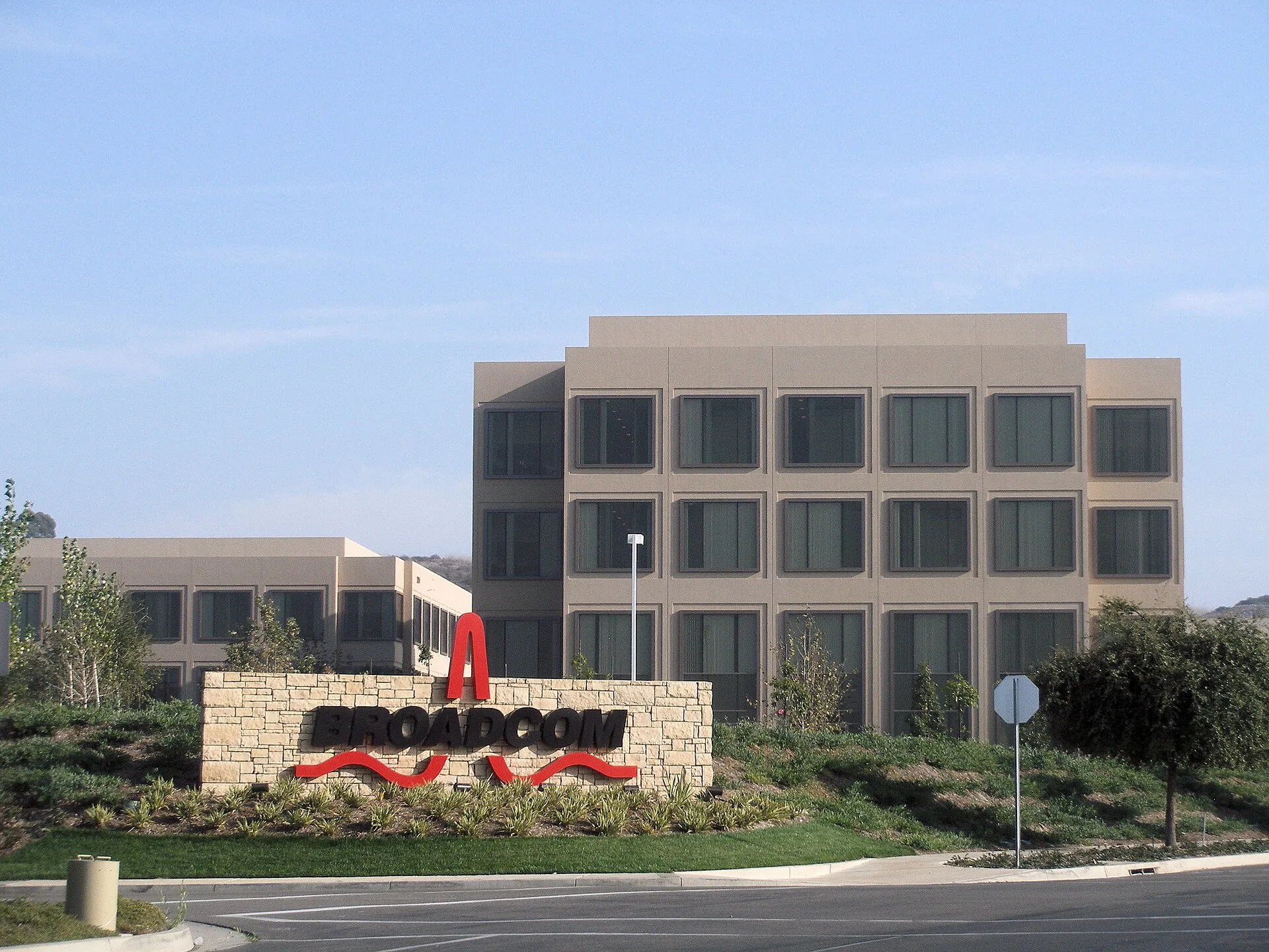 Broadcom (AVGO) Stock Price Prediction: $465 Bull, $280 Bear